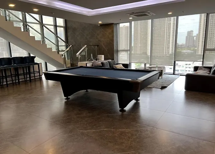 52nd Fl With Desk Pool And Gym Mrt 200m Away *