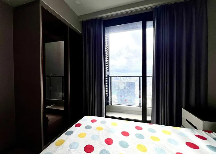 52nd Fl With Desk Pool And Gym Mrt 200m Away